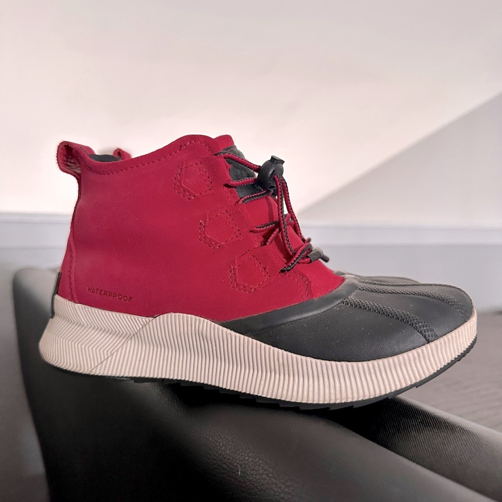 SOREL YOUTH OUT N ABOUT CLASSIC WATERPROOF BOOTS - gently worn a few times